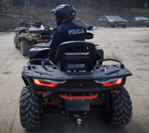 Policjant na quadzie.