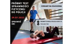 Zdjęcie przedstawia instruktora oraz kobietę, która ma materacu robi skłony z piłką.