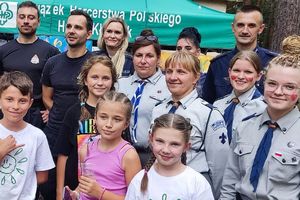 Zdjęcie przedstawia pozujących do zdjęcia harcerzy oraz policjantów.