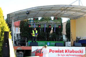 Zdjęcie przedstawia scenę, na której jest policjant w odblaskowej kamizelce.