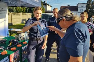 Zdjęcie przedstawia policjantkę oraz mężczyznę w alkogoglach.