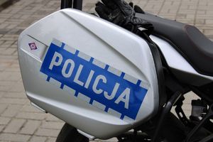 Bak motocykla z napisem Policja.