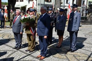 Zdjęcie przedstawia przedstawicieli służb mundurowych i instytucji z powiatu kłobuckiego.