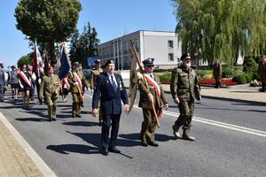 Zdjęcie przedstawia przedstawicieli służb mundurowych i instytucji z powiatu kłobuckiego podczas przemarszu.