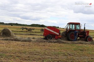 Zdjęcie archiwalne. Przedstawia ciągnik rolniczy na polu podczas prac.