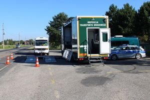 pojazd służbowy inspekcji transportu drogowego - mobilna stacja diagnostyczna, obok stoi oznakowany radiowóz