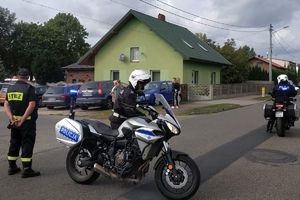 Zdjęcie przedstawia policjantów na policyjnych motocyklach.