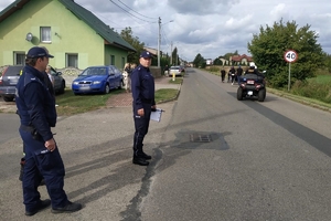 Zdjęcie przedstawia policjantów na trasie biegu.