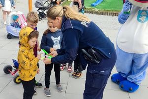 Zdjęcie przedstawia policjantki oraz dzieci.