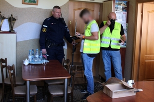Zdjęcie przedstawia policjantów w gabinecie dyrektora.