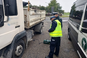 Zdjęcie przedstawia policjanta oraz funkcjonariusza Inspekcji Transportu Drogowego podczas kontroli.