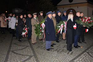 Zdjęcie przedstawia uczestników obchodów uroczystości.