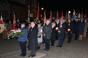 Zdjęcie przedstawia uczestników obchodów uroczystości.