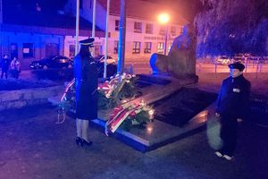Zdjęcie przedstawia Panią Komendant przed pomnikiem Matki Polki.