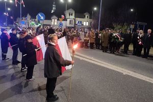 Zdjęcie przedstawia uczestników obchodów uroczystości.