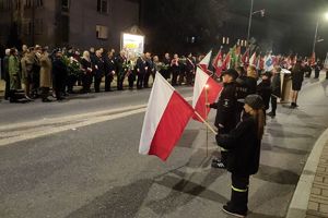 Zdjęcie przedstawia uczestników obchodów uroczystości.