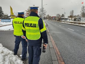 Dwóch policjantów ruchu drogowego.