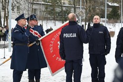 Policjanci i sztandar.