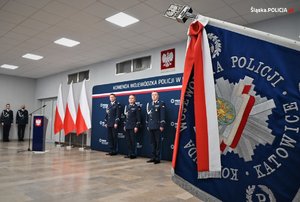 Sztandar KWP w Katowicach oraz nowi komendanci.