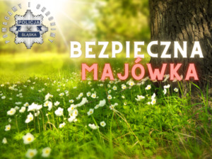 Trawa z kwiatami i napis bezpieczna majówka.