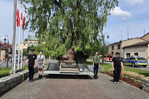 Zdjęcie przedstawia harcerzy przy pomniku Matki Polki.