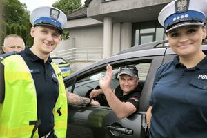 Zdjęcie przedstawia policjantkę, policjanta oraz kierowcę samochodu za kierownicą.