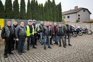 Zdjęcie przedstawia pozujących do zdjęcia policjantów oraz motocyklistów.