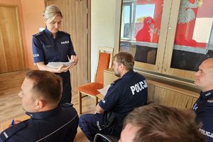 Zdjęcie przedstawia policjantów w sali konferencyjnej.