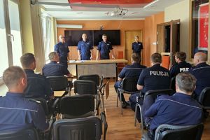 Zdjęcie przedstawia policjantów w sali konferencyjnej.