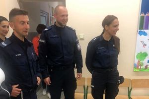 Zdjęcie przedstawia policjantkę oraz policjantów.