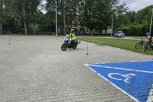 Zdjęcie przedstawia policjanta na motocyklu.