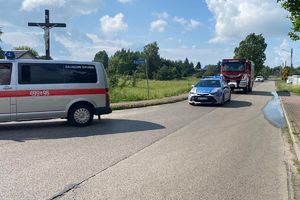 Zdjęcie przedstawia policyjny radiowóz oraz inne pojazdy.