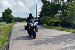 Zdjęcie przedstawia policyjny motocykl.