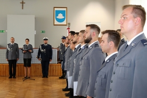 Zdjęcie przedstawia umundurowanych policjantów podczas uroczystości w sali sesyjnej.