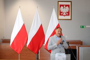 Zdjęcie przedstawia Posła na Sejm Rzeczypospolitej Polskiej Andrzeja Szewińskiego przy mównicy.