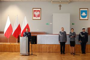 Zdjęcie przedstawia Pierwszego Zastępcę Komendanta Wojewódzkiego Policji w Katowicach przy mównicy.