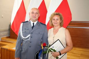 Zdjęcie przedstawia policjanta oraz pracownicę cywilną.