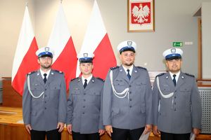 Zdjęcie przedstawia czterech policjantów ruchu drogowego w białych czapkach.