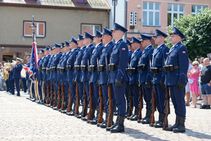 Policjanci w szeregu umundurowani.