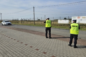 Zdjęcie przedstawia dwóch policjantów na drodze.