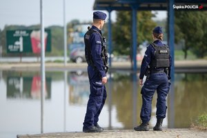 Zdjęcie przedstawia policjantkę i policjanta.