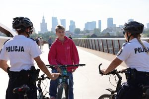 Zdjęcie przedstawia policjantów na rowerach i rowerzystę.