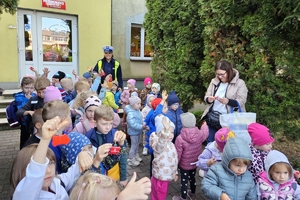 Zdjęcie przedstawia policjantkę oraz przedszkolaki.