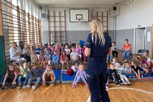 Zdjęcie przedstawia policjantkę oraz dzieci.