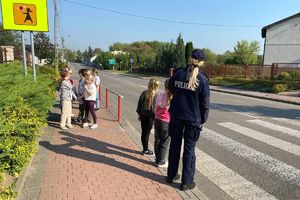 Zdjęcie przedstawia policjantkę oraz dzieci.