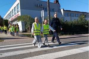 Zdjęcie przedstawia policjantkę oraz dzieci.