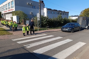 Zdjęcie przedstawia policjantkę oraz dzieci.