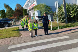 Zdjęcie przedstawia policjantkę oraz dzieci.