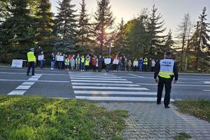 Zdjęcie przedstawia policjantów oraz protestujących.