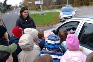 Zdjęcie przedstawia dzieci rozmawiające z kierowcą.